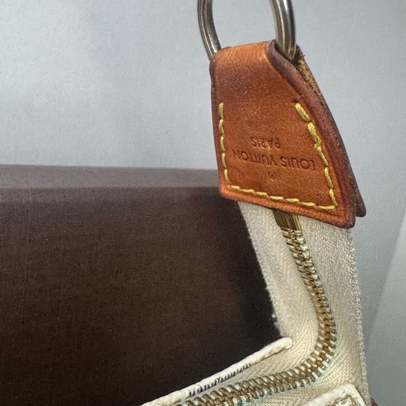 Louis Vuitton Eva Clutch with Checkered Pattern and Leather Trim - Picture 3 of 14